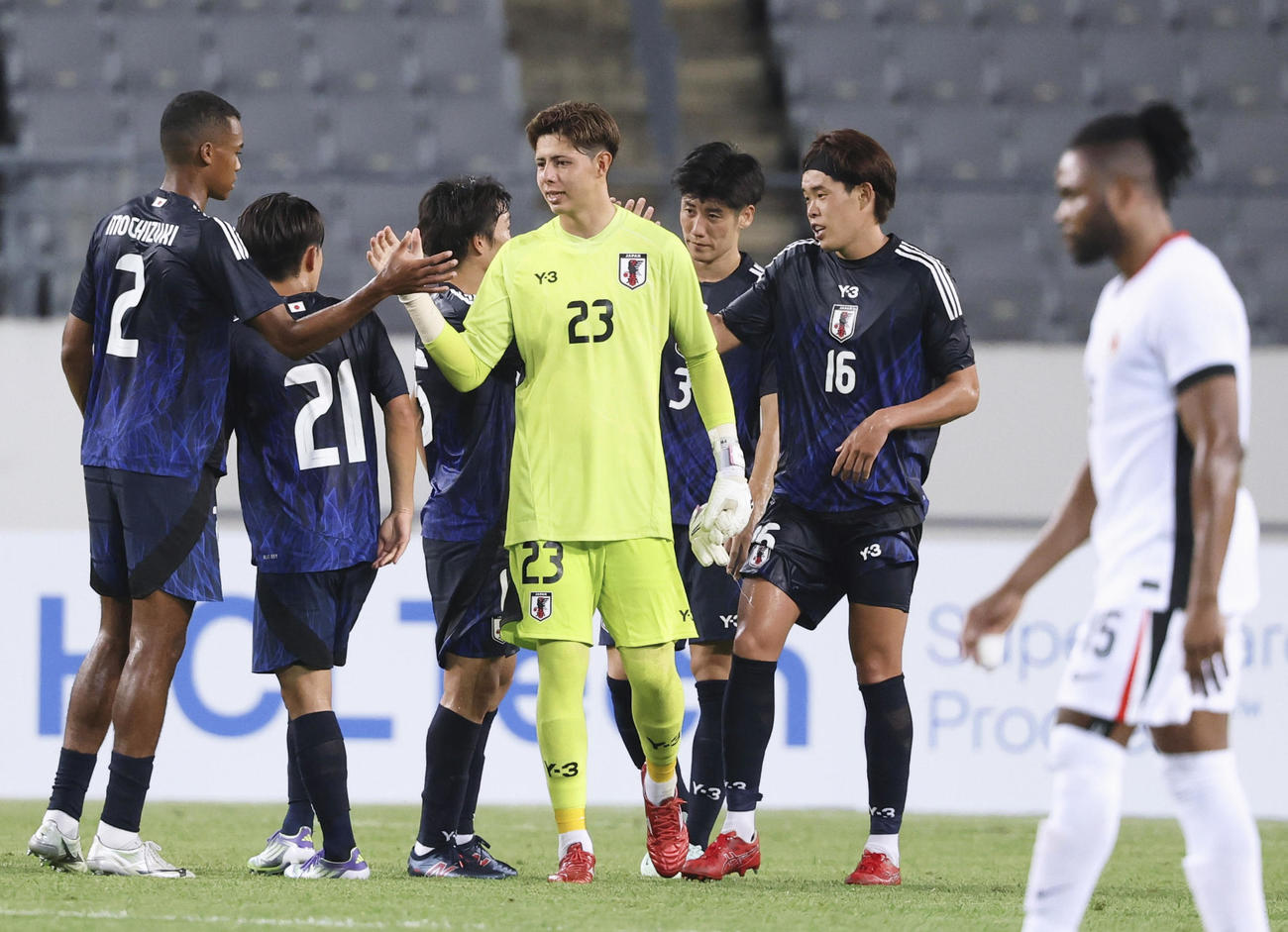 香港に大勝し、喜ぶGKピサノ（23）、安藤（16）ら（共同）