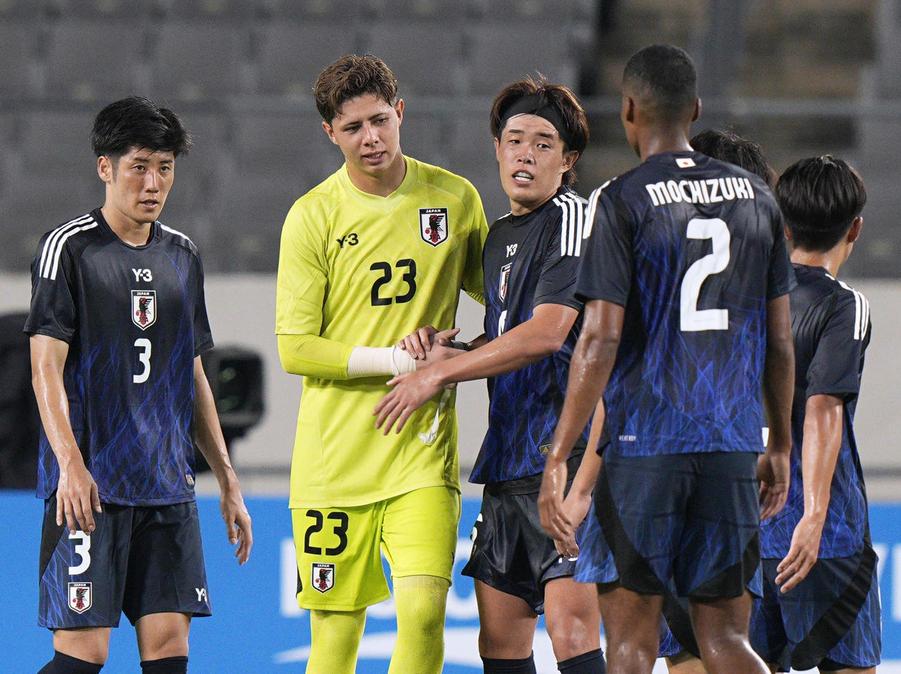 香港に大勝したGKピサノ（左から2人目）ら日本代表（共同）