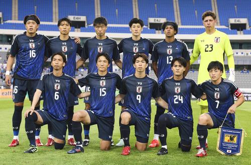 香港戦に臨む日本代表イレブン。前列左から川辺、稲垣、宮代、久保、相馬。後列左から安藤、古賀、垣田、荒木、ジャーメイン、GKピサノ（共同）