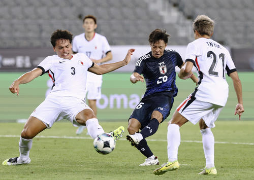 日本対香港　試合終了間際、中村（中央）はチーム6点目のゴールを決める（共同）