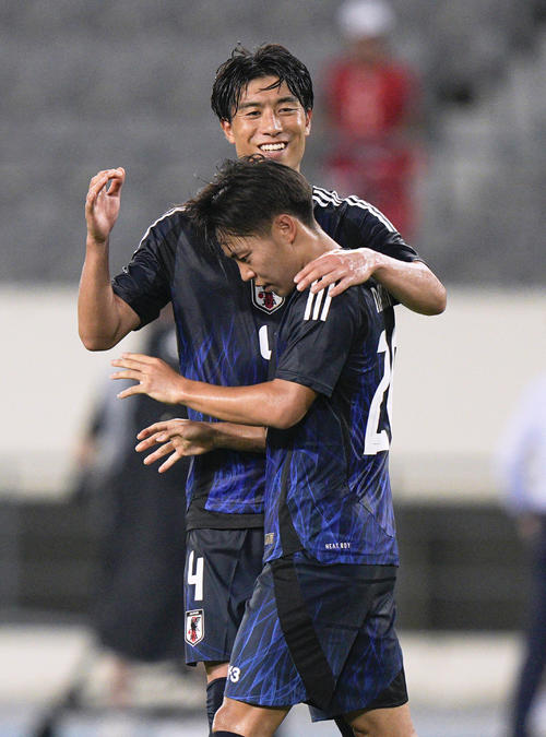 日本―香港　試合終了間際、チーム6点目のゴールを決めた中村（手前）を祝福する古賀（共同）