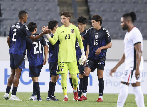 香港に大勝し、喜ぶGKピサノ（23）、安藤（16）ら（共同）
