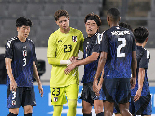 香港に大勝したGKピサノ（左から2人目）ら日本代表（共同）