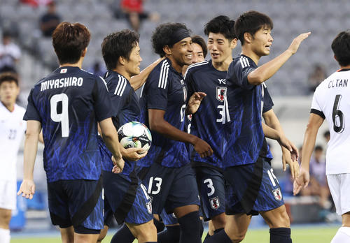 日本―香港　前半、先制ゴールを決め、喜ぶジャーメイン（中央）（共同）