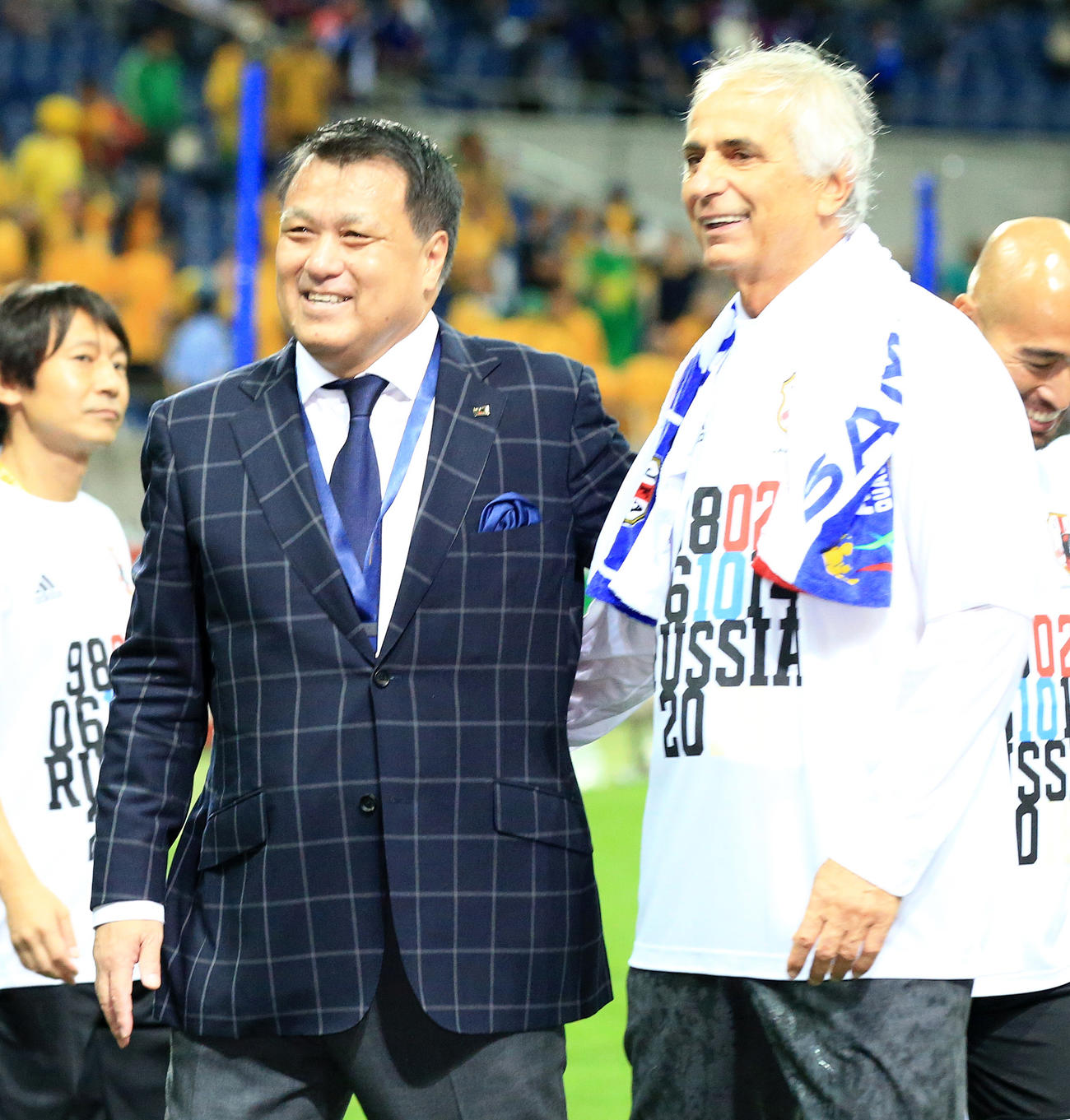 W杯出場を決めたハリルホジッチ監督（右）をねぎらう日本サッカー協会田嶋会長（2017年8月撮影）