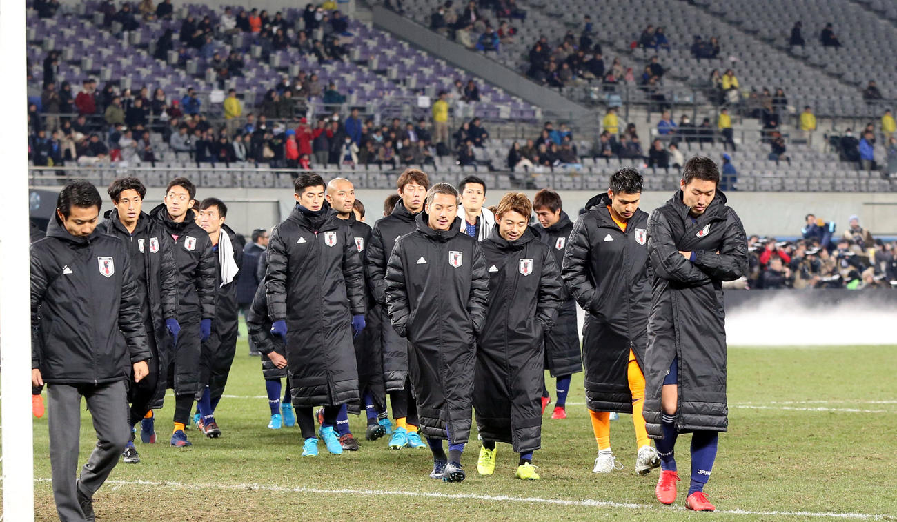 日本対韓国　表彰式後、がっかりした表情で場内一周をする日本代表の選手たち（撮影・狩俣裕三）