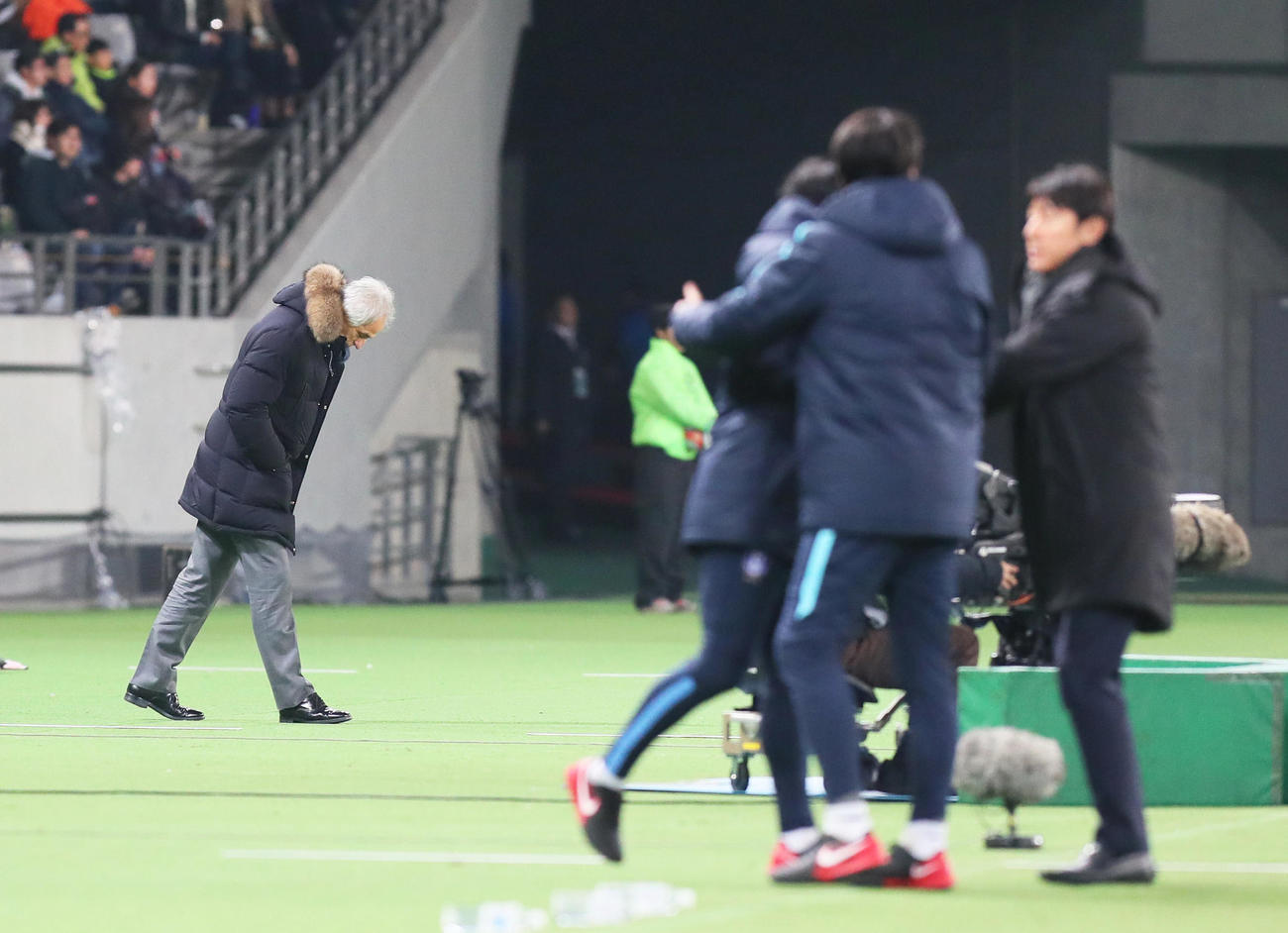 日本対韓国　後半、4失点目を喫し、うつむくハリルホジッチ監督