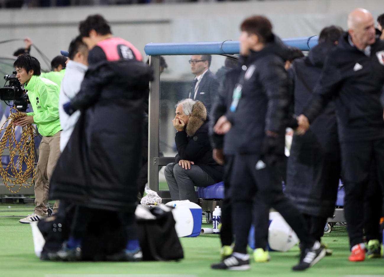 韓国に敗れ、ベンチでぼうぜんと座り込むハリルホジッチ監督