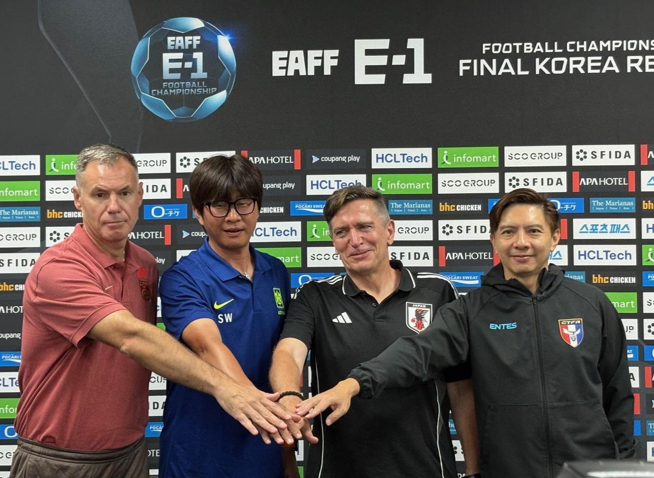 東アジアE－1選手権の公式会見でフォトセッションに応じるなでしこジャパンのニールセン監督（右から2人目）ら（撮影・永田淳）