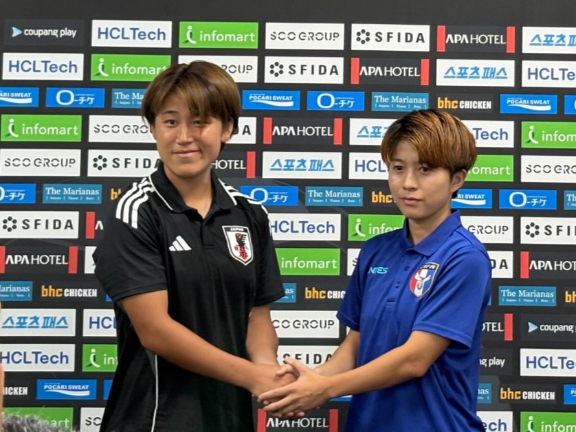 東アジアE－1選手権の公式会見で検討を誓い合うなでしこジャパンDF高橋（左）と日本育ちのチャイニーズ・タイペイDF松永（撮影・永田淳）
