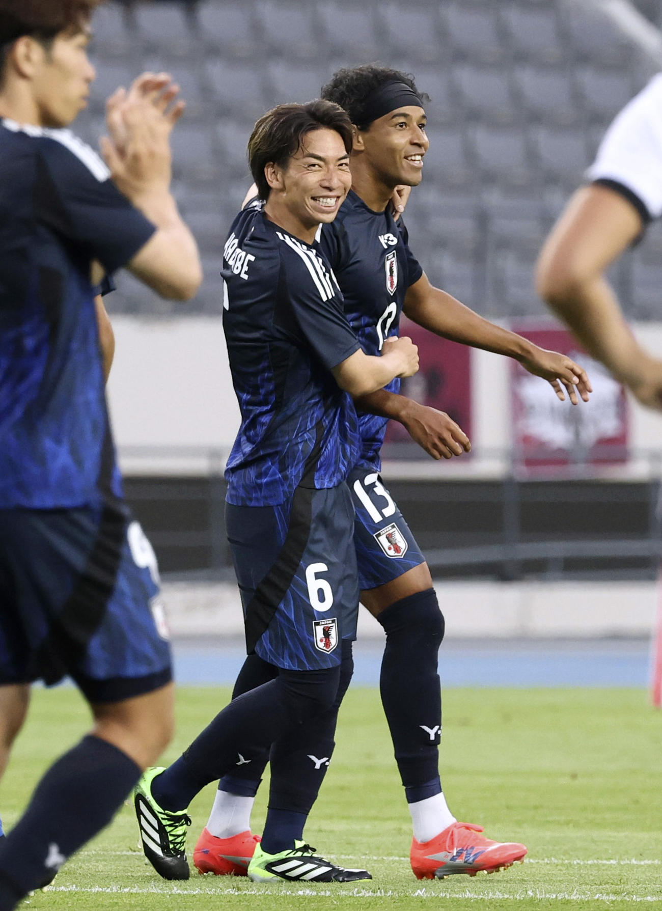 日本―香港　前半、先制ゴールを決め、祝福されるジャーメイン（右）＝龍仁（共同）