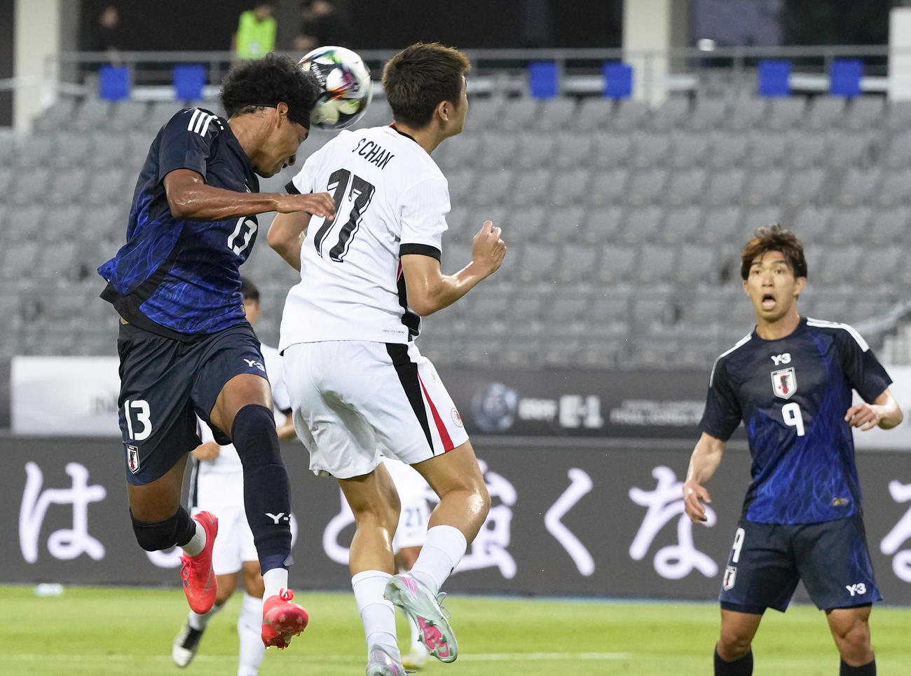 日本―香港　前半、ヘディングでチーム2点目のゴールを決めるジャーメイン（左）＝龍仁（共同）