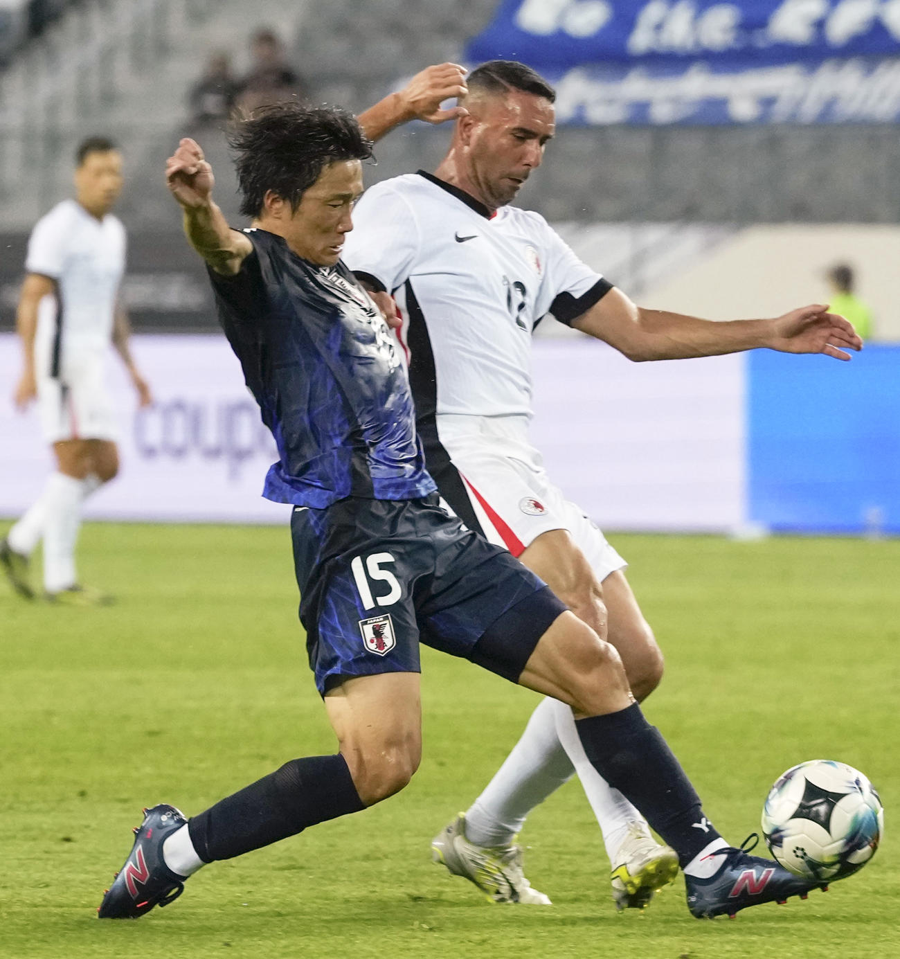 日本対香港　前半、競り合う稲垣（左）（共同）