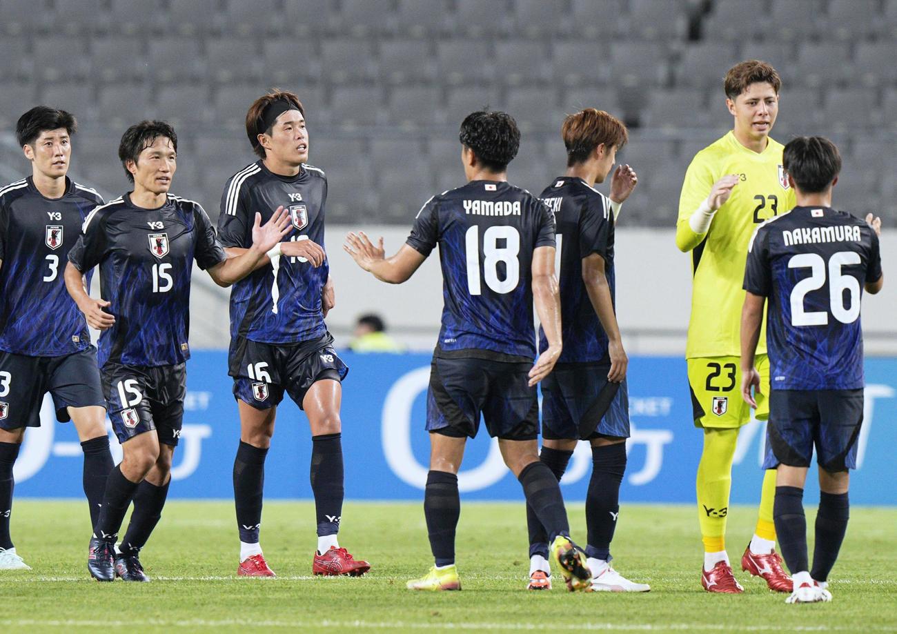 日本対香港　香港に大勝し、タッチを交わす稲垣（左から2人目）ら日本代表（共同）