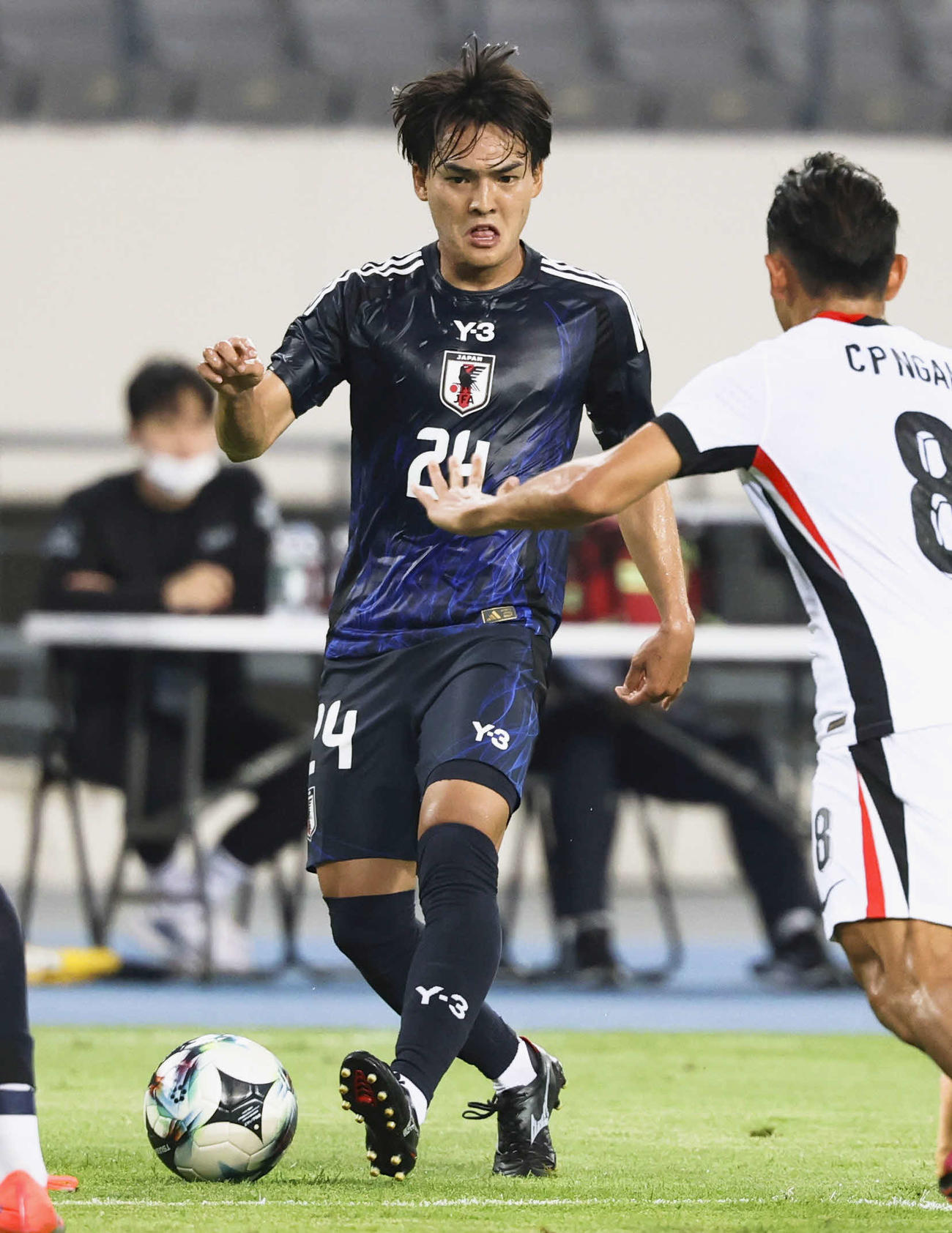 日本対香港　前半、攻め込む久保（共同）