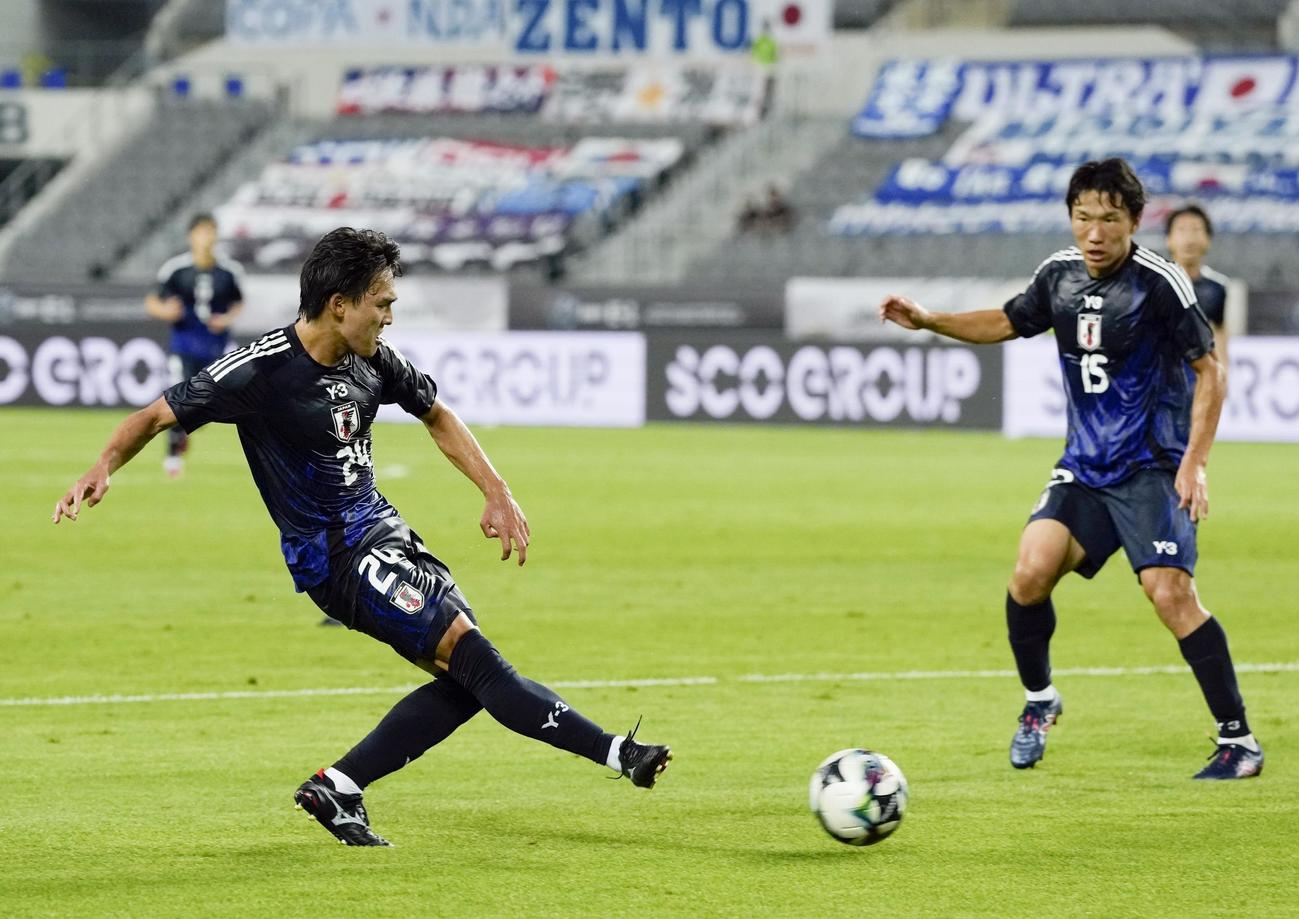 日本対香港　前半、パスを出す久保（左）。この後、ジャーメインがチーム5点目のゴールを決める（共同）