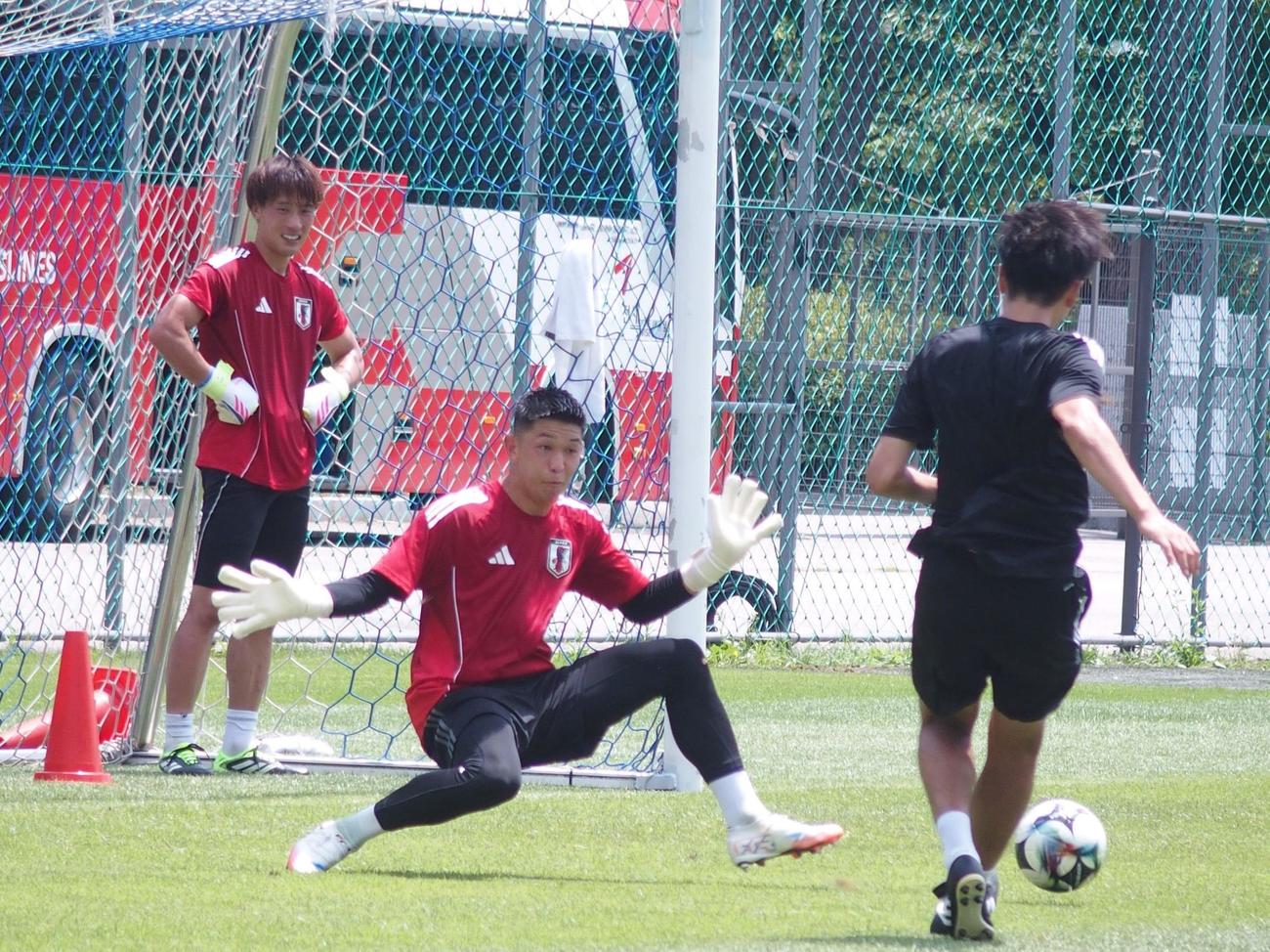 練習で前田コーチのシュートを止める日本代表GK早川（撮影・永田淳）