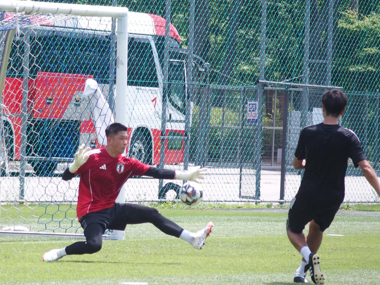 練習で前田コーチのシュートを止める日本代表GK早川（撮影・永田淳）