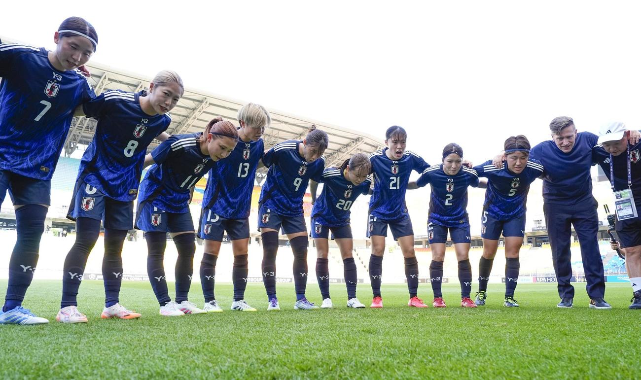 台湾戦に臨む女子日本代表。右から2人目はニールセン監督＝水原（共同）