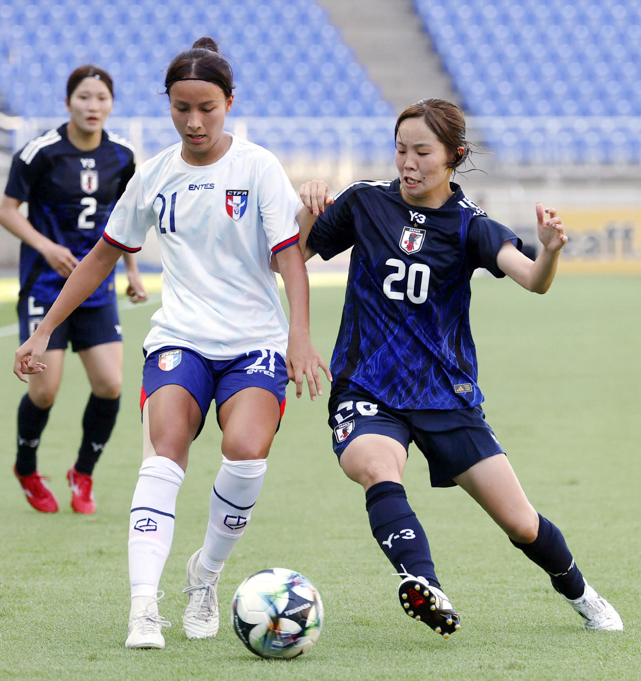 日本―台湾　前半、競り合う愛川（右）＝水原（共同）