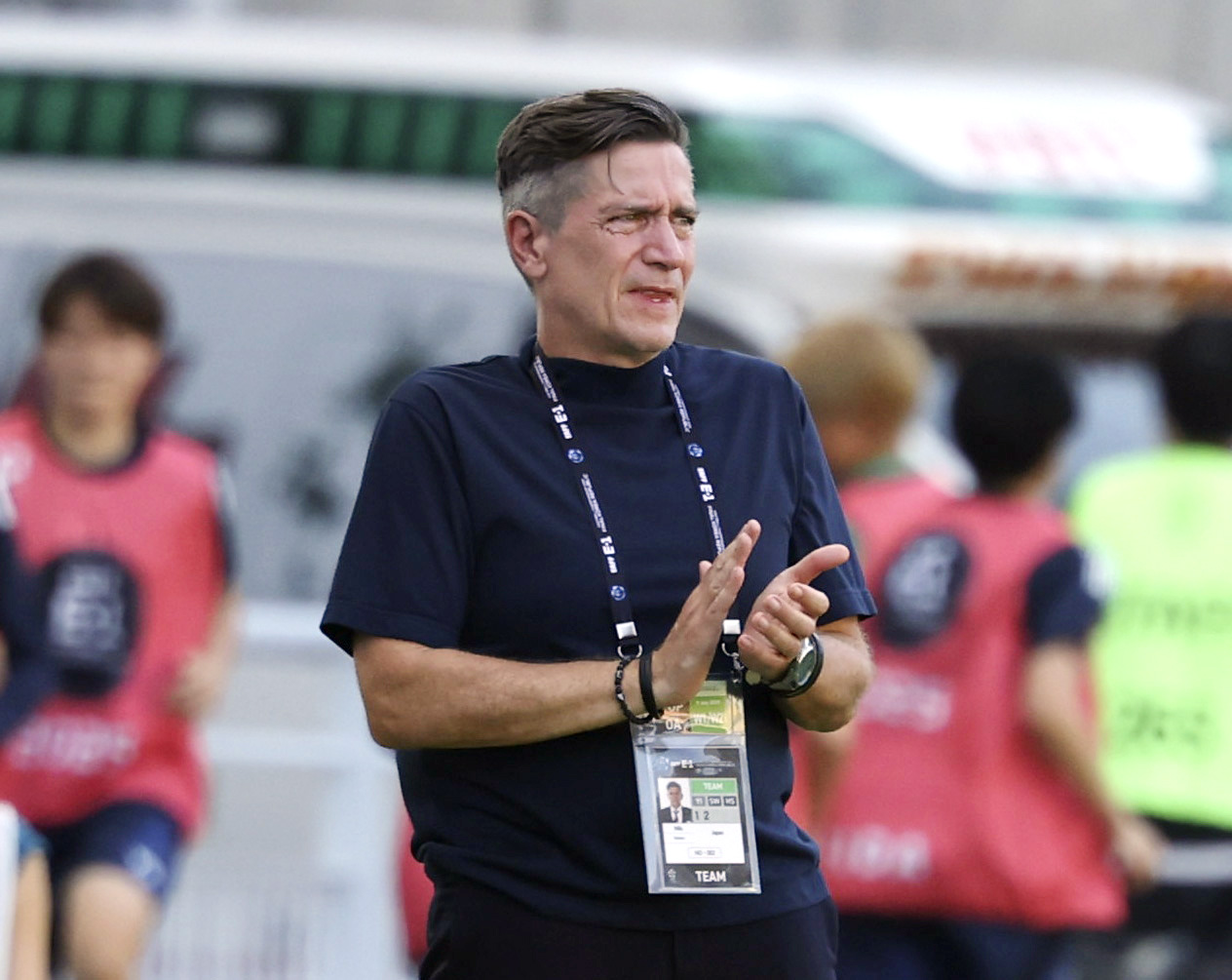 日本―台湾　前半、試合を見守るニールセン監督＝水原（共同）