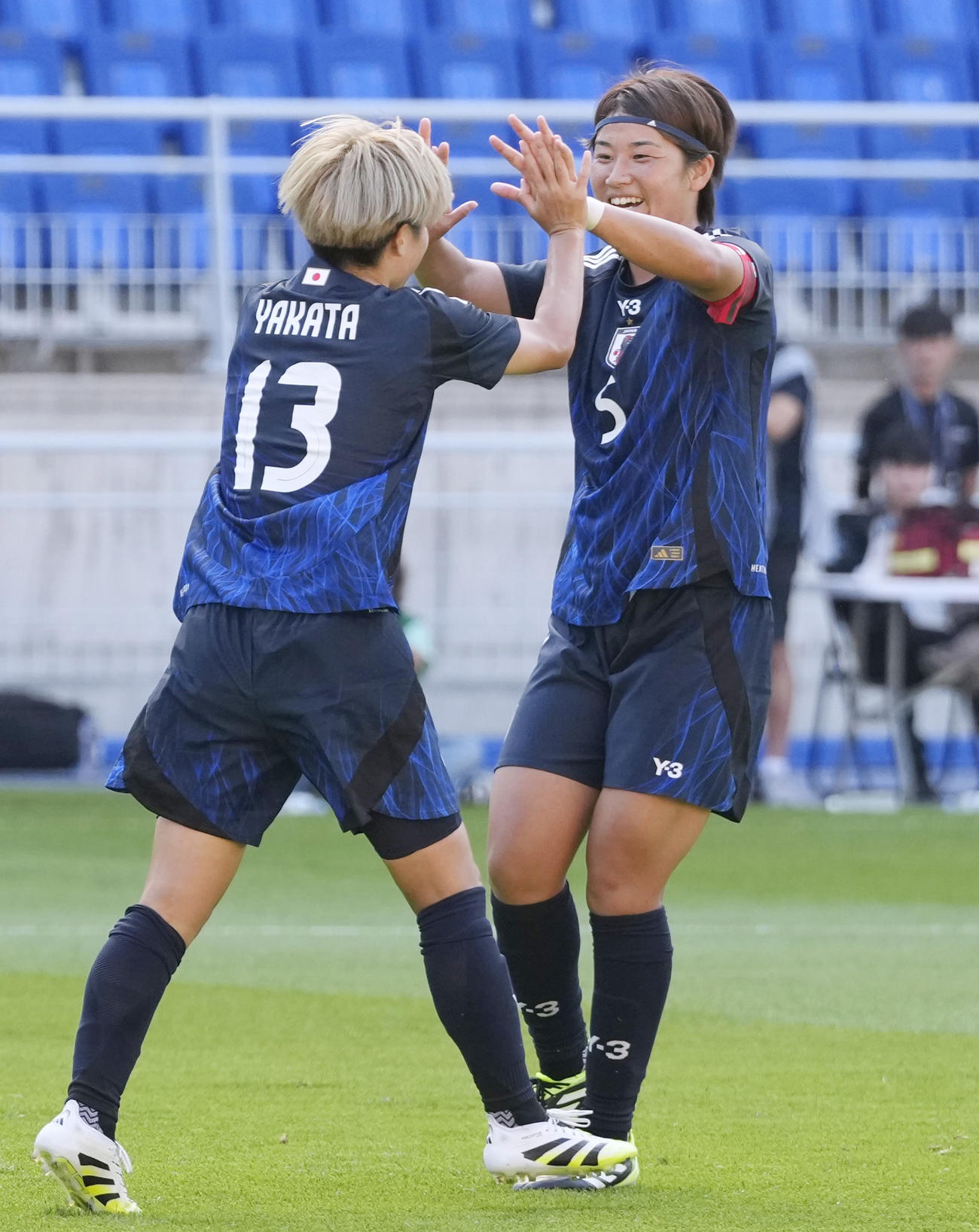 日本―台湾　前半、先制ゴールを決めた矢形（13）とタッチを交わす高橋＝水原（共同）