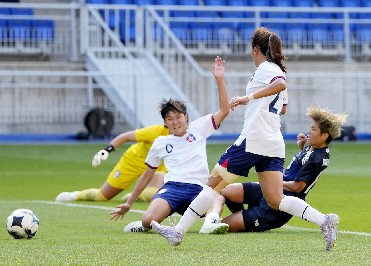 日本―台湾　前半、先制ゴールを決める矢形（右）＝水原（共同）