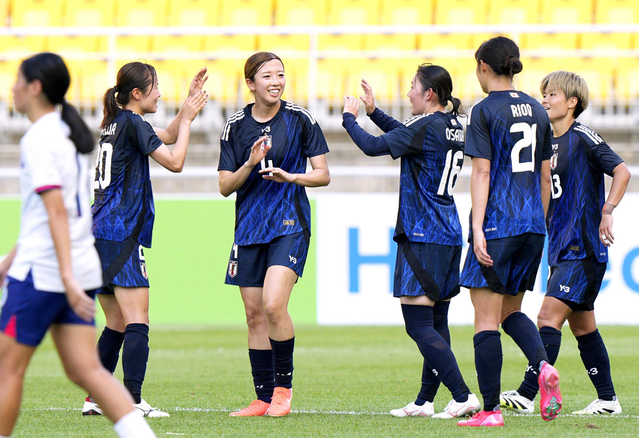 台湾に快勝し、喜ぶ女子日本代表（共同）