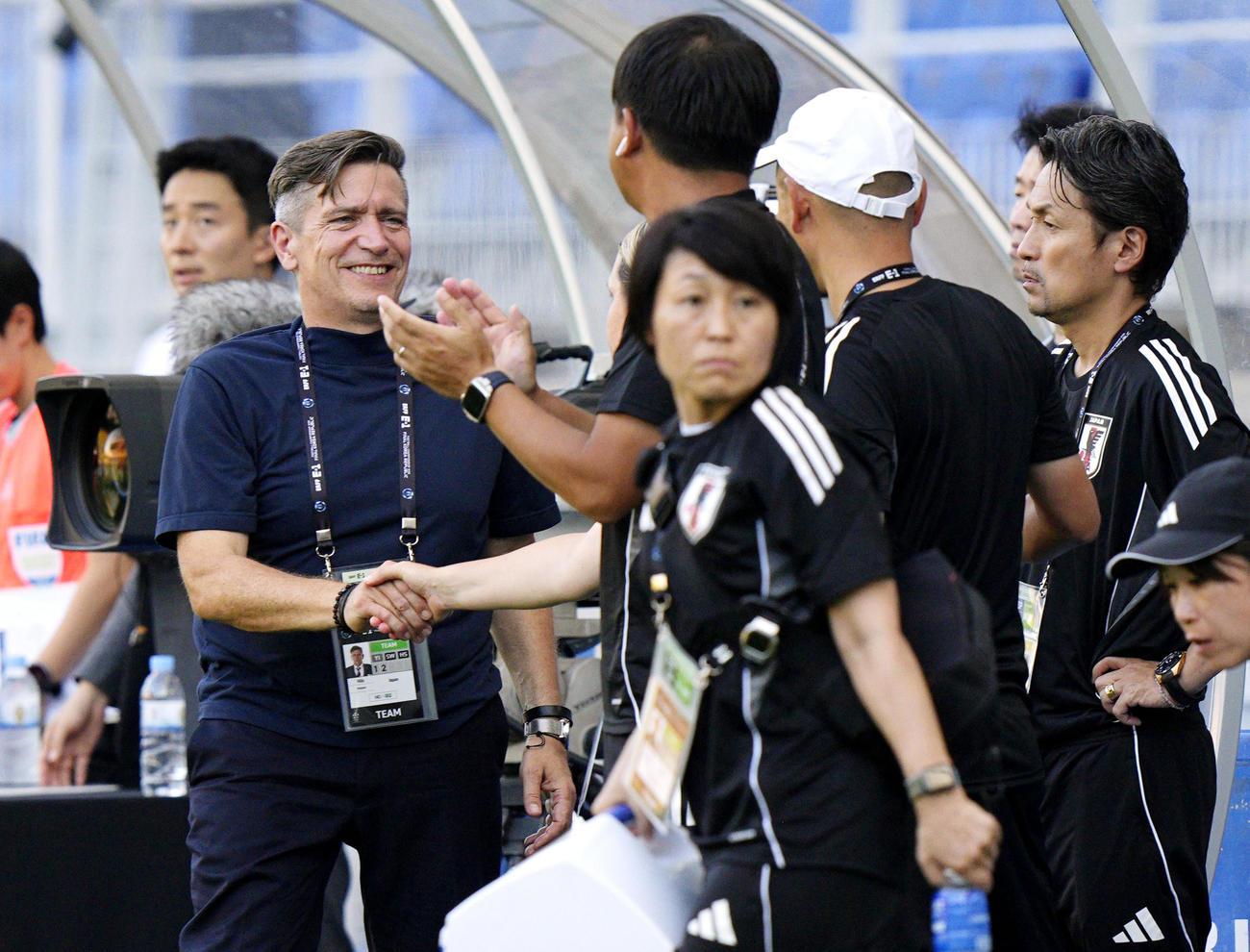 台湾に快勝し、笑顔のニールセン監督（左）（共同）