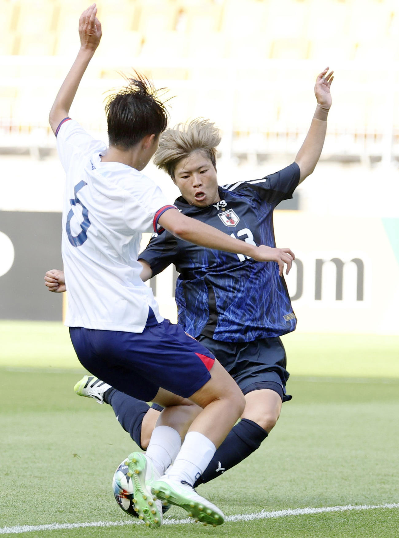 日本対台湾　前半、先制ゴールを決める矢形（右）（共同）