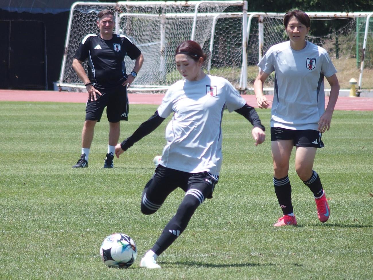 練習でシュートを打つなでしこジャパンMF中嶋（撮影・永田淳）