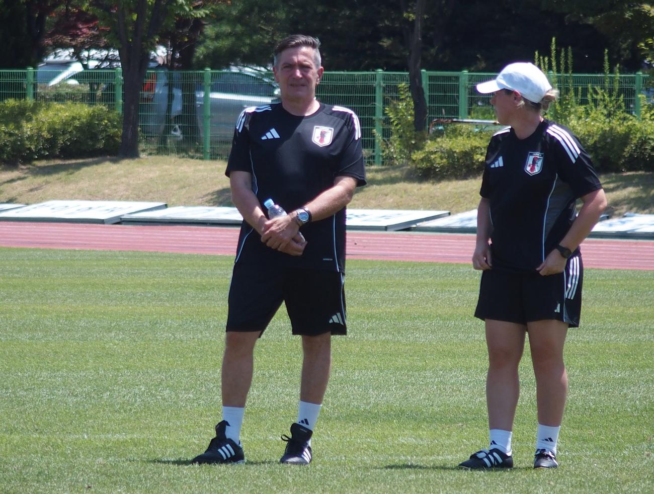 練習を見守るなでしこジャパンのニールセン監督（左）とブレイニーコーチ（撮影・永田淳）