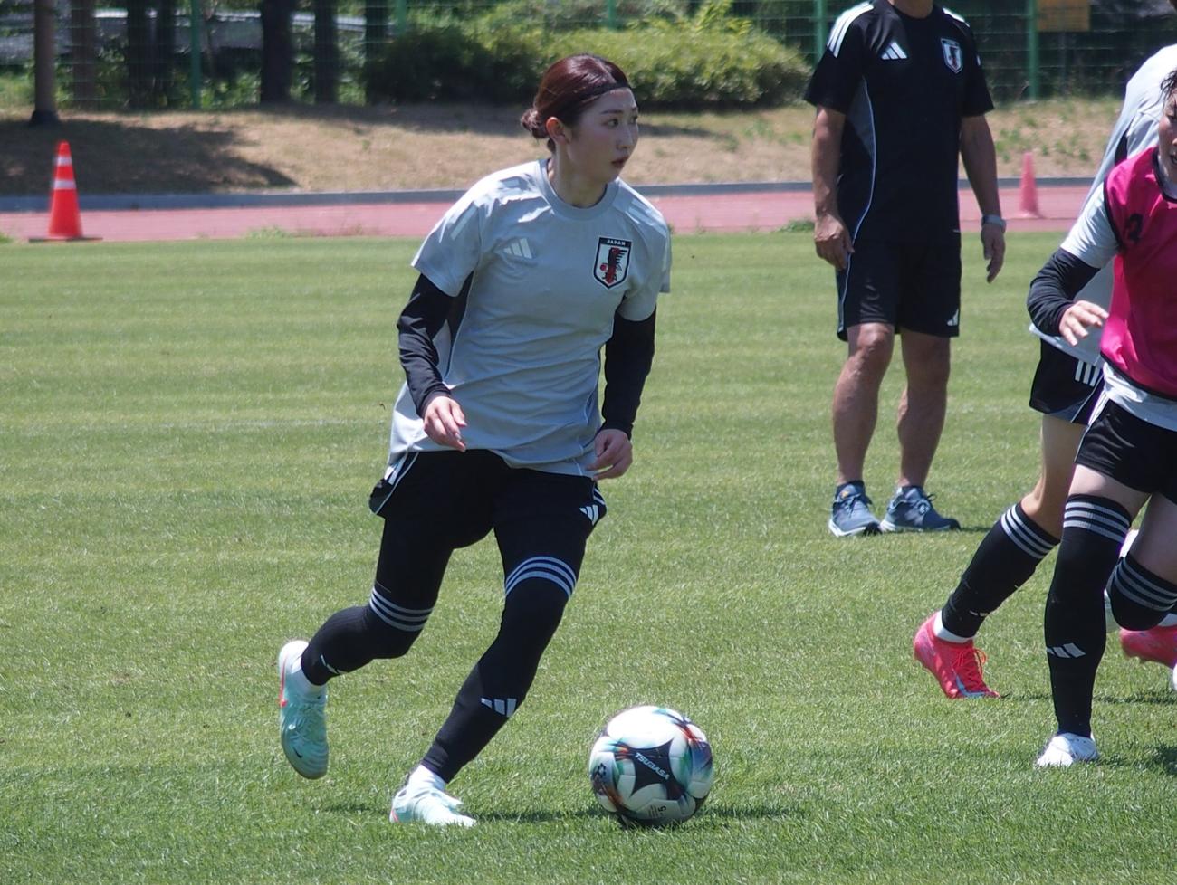 練習でドリブルするなでしこジャパンMF中嶋（撮影・永田淳）