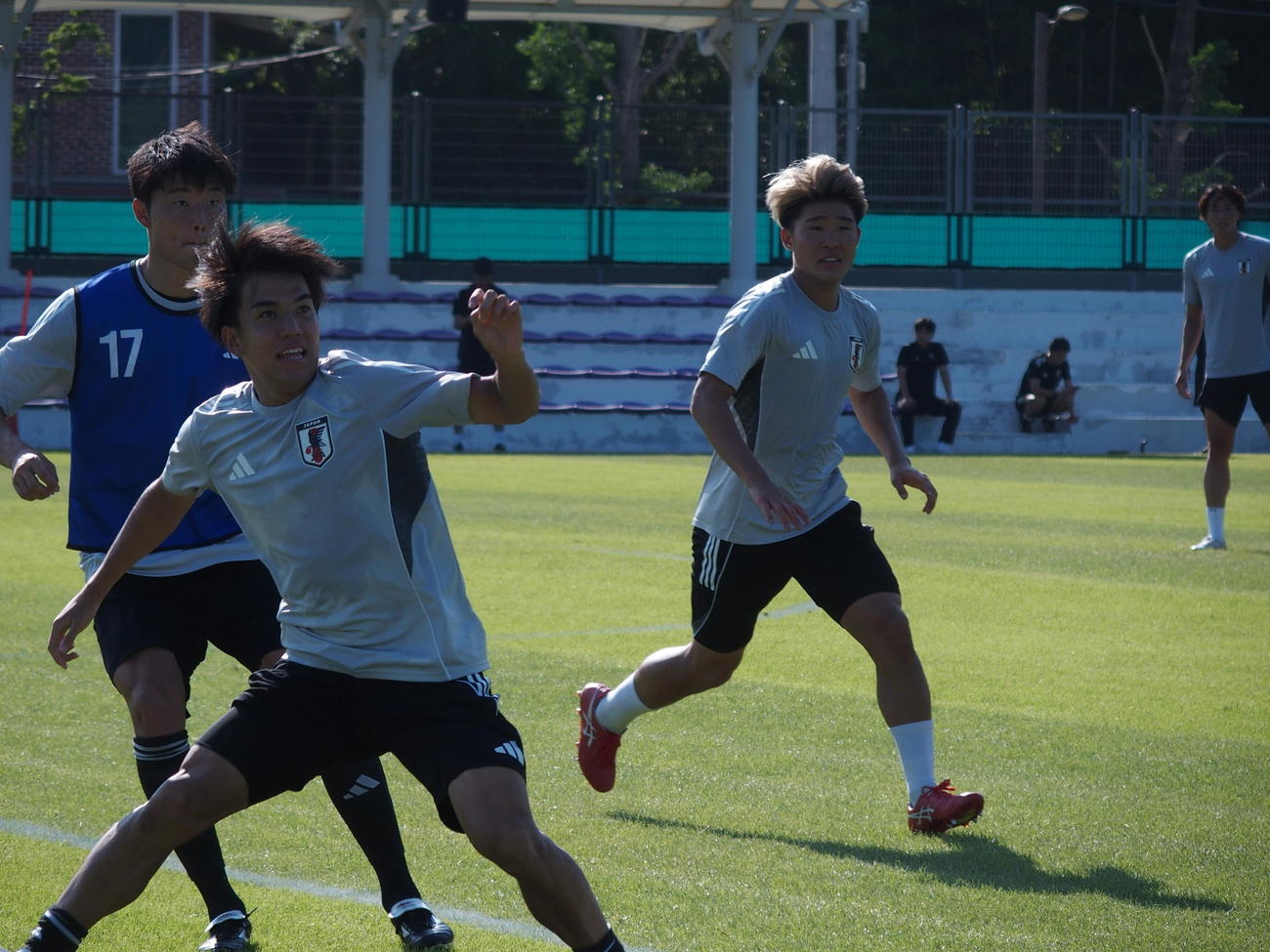 ダブルボランチを組んだ日本代表MF田中（左）と宇野（撮影・永田淳）