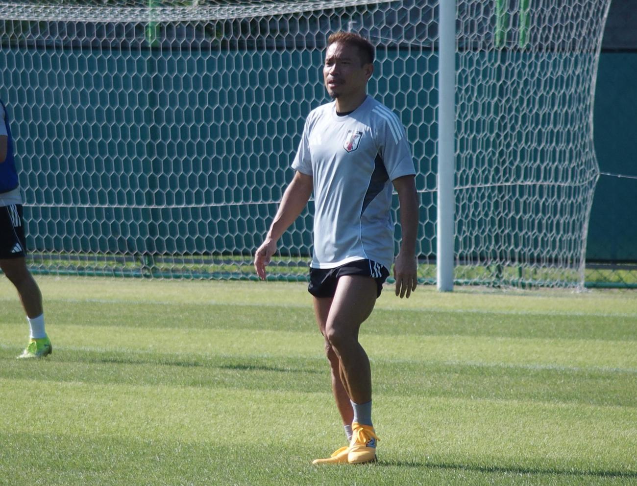 3バックの左に入った日本代表DF長友（撮影・永田淳）