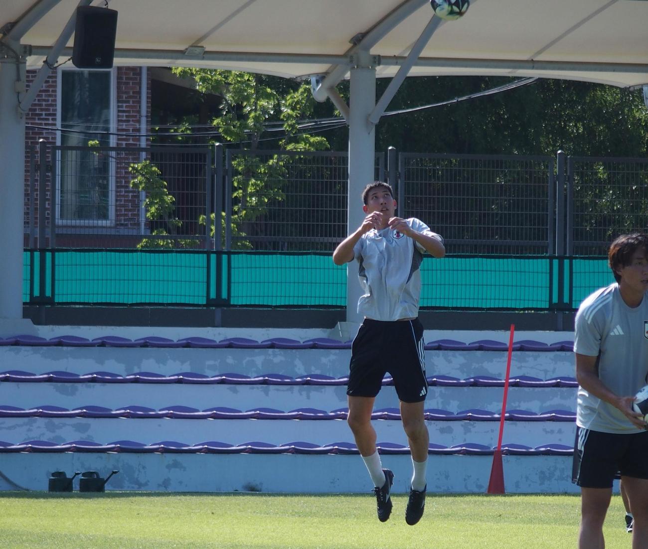 初練習した日本代表FW原（撮影・永田淳）