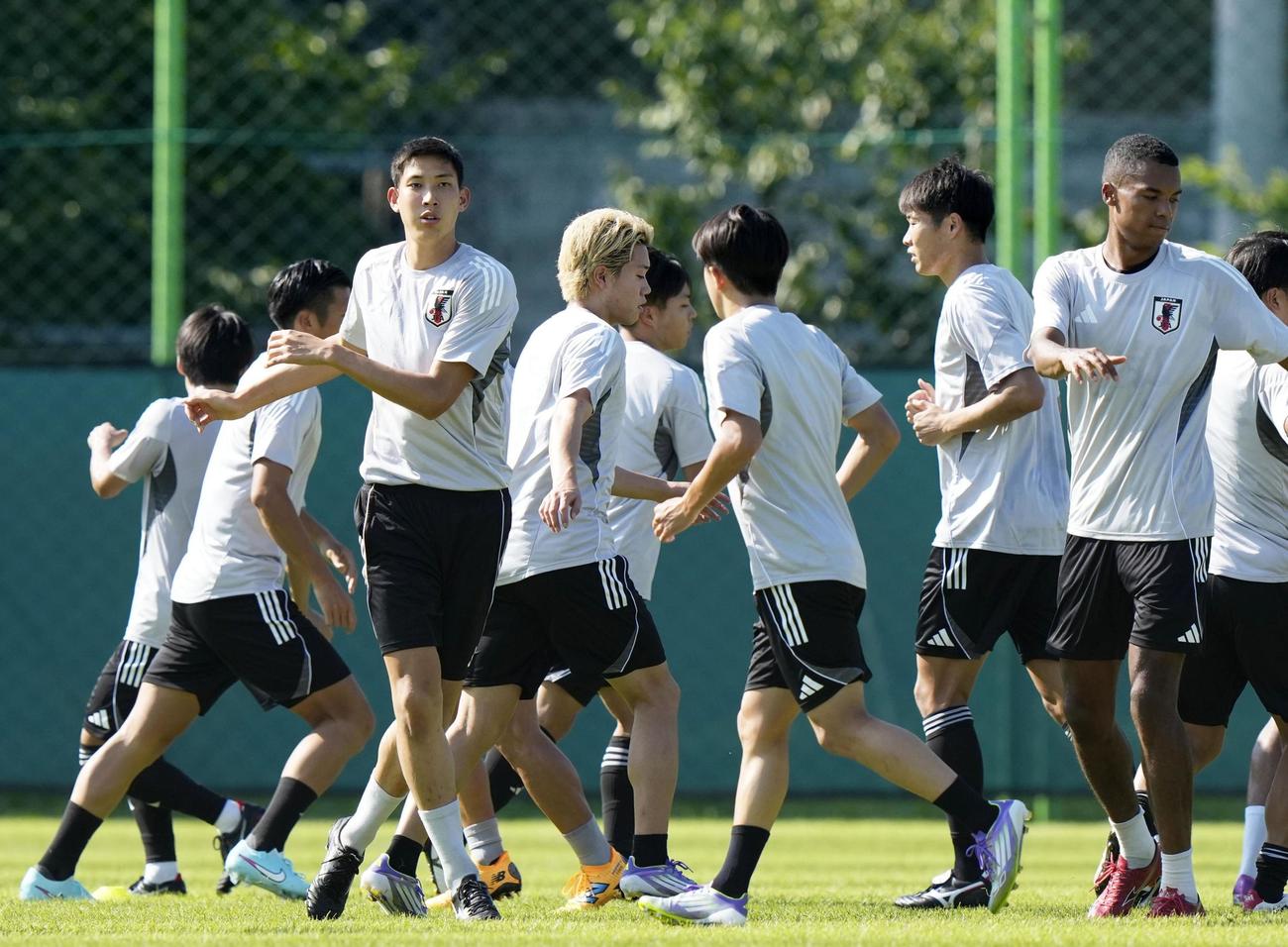 中国戦に向け、調整する原（左から3人目）ら（共同）