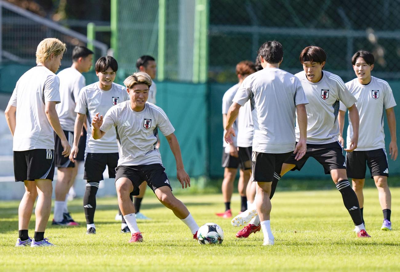 中国戦に向け、調整する宇野（中央）ら（共同）