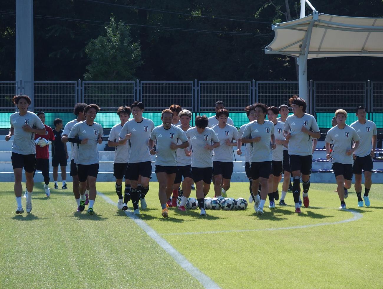 ウオーミングアップでランニングする日本代表の選手たち（撮影・永田淳）