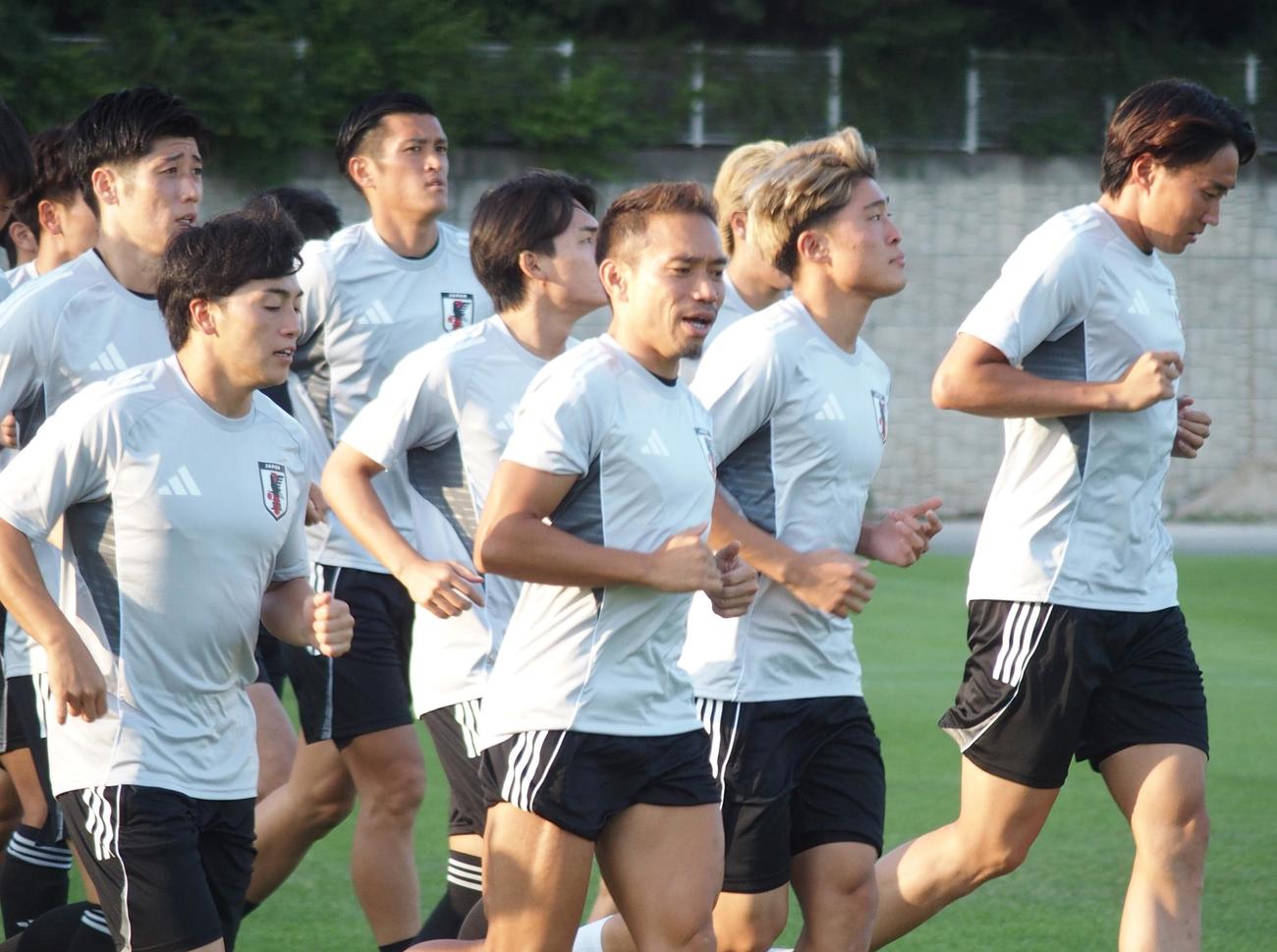 ウオーミングアップで先頭を走る日本代表DF長友（撮影・永田淳）