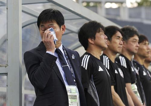 中国戦の試合開始前、涙をぬぐう森保監督(共同)