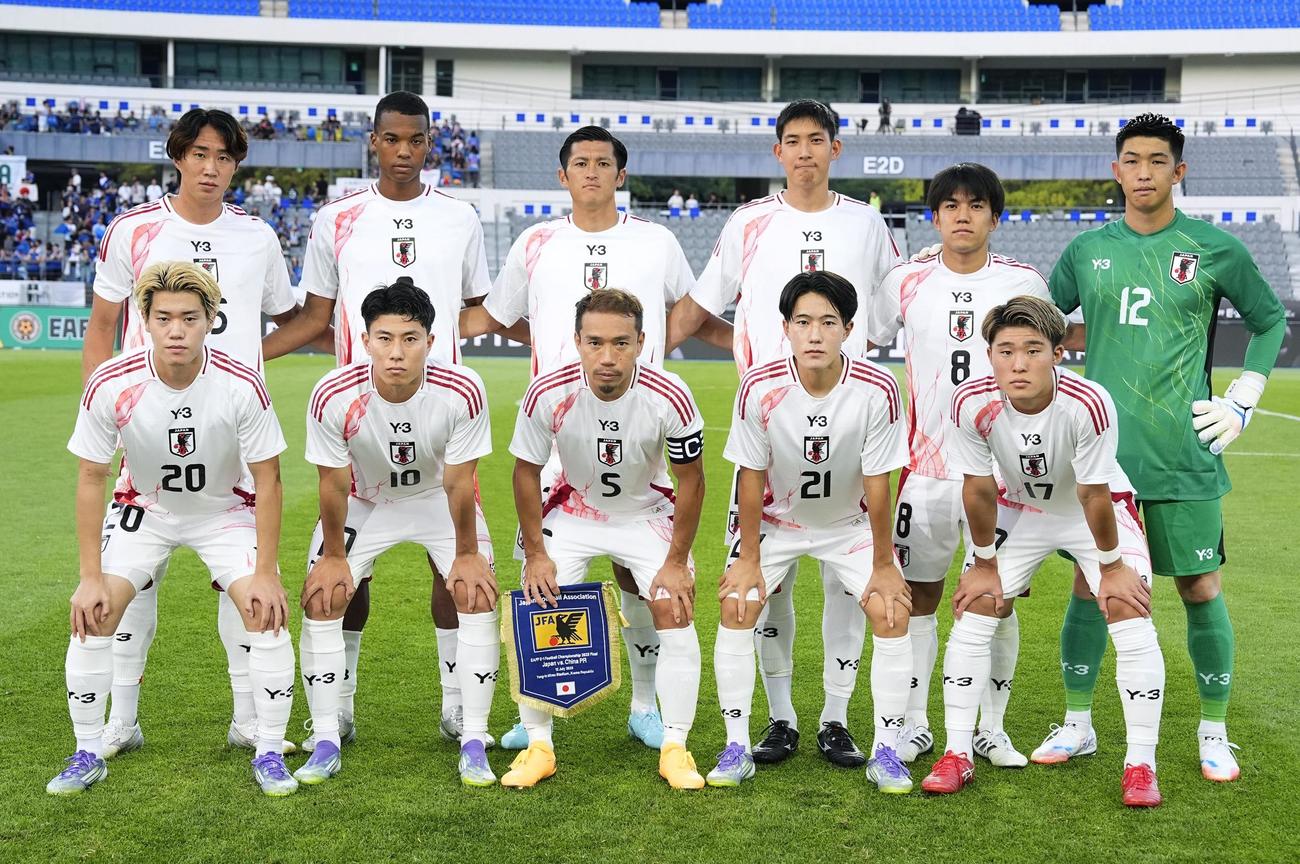 中国戦に臨む日本代表イレブン。（前列左から）俵積田、細谷、長友、佐藤、宇野、（後列左から）綱島、望月、植田、原、田中聡、GK早川（共同）