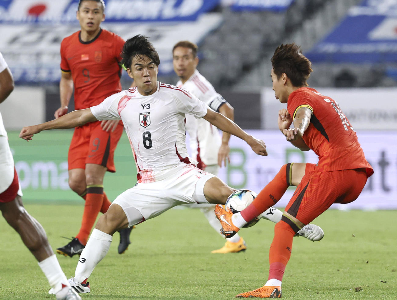 日本対中国　前半、競り合う田中聡（共同）