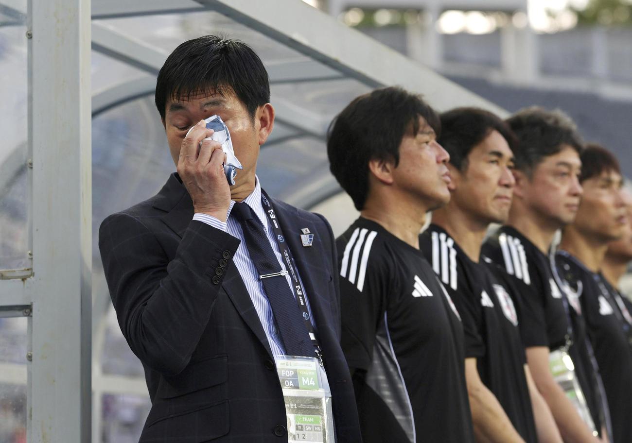 中国戦の試合開始前、涙をぬぐう森保監督（共同）