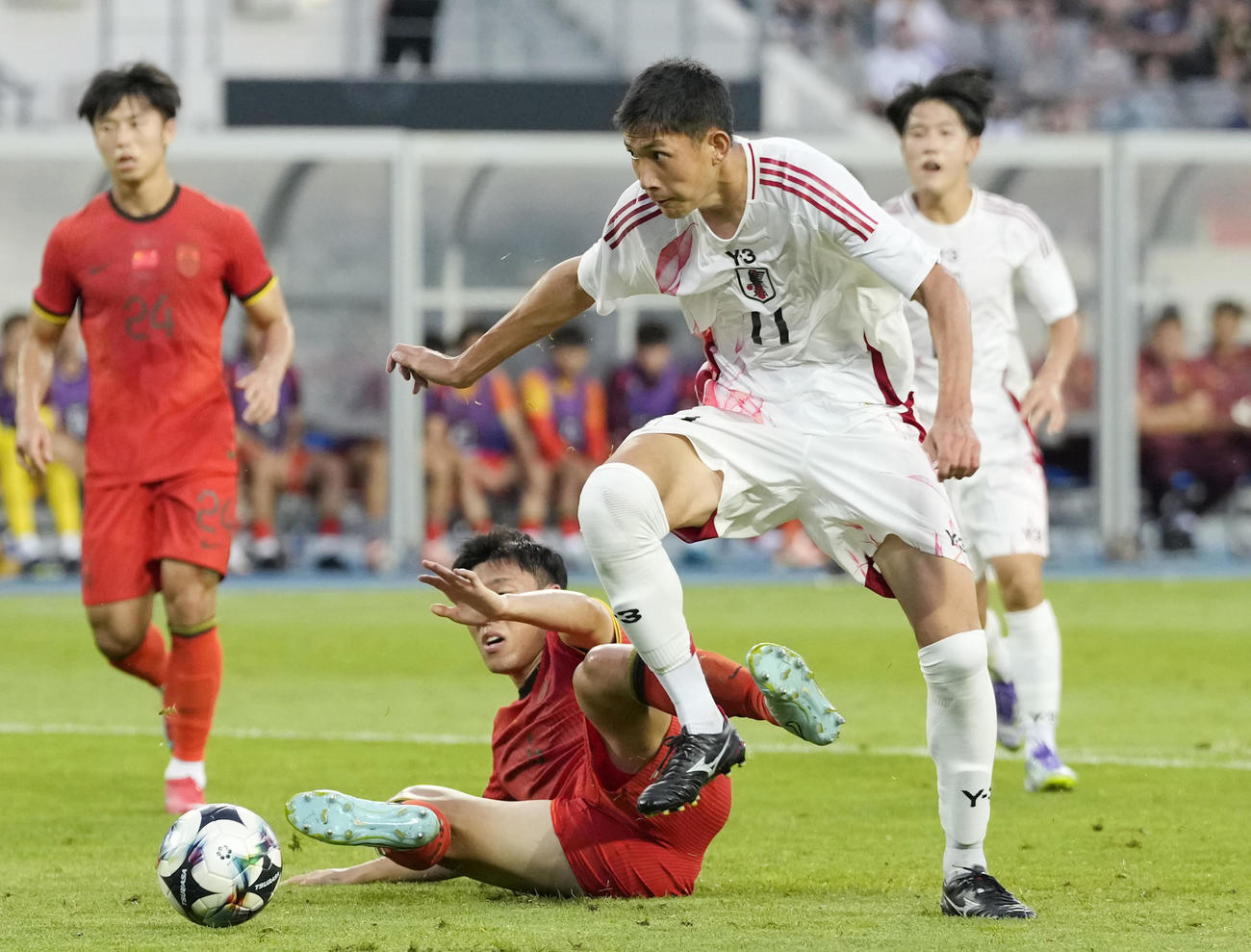 日本対中国　前半、競り合う原（右）（共同）
