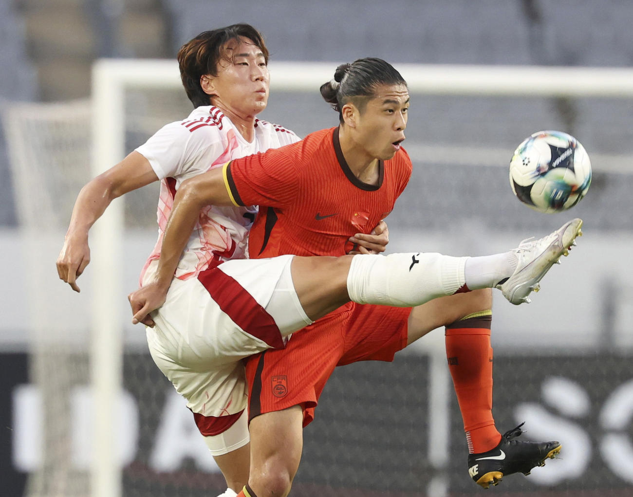 日本対中国　前半、競り合う綱島（左）（共同）