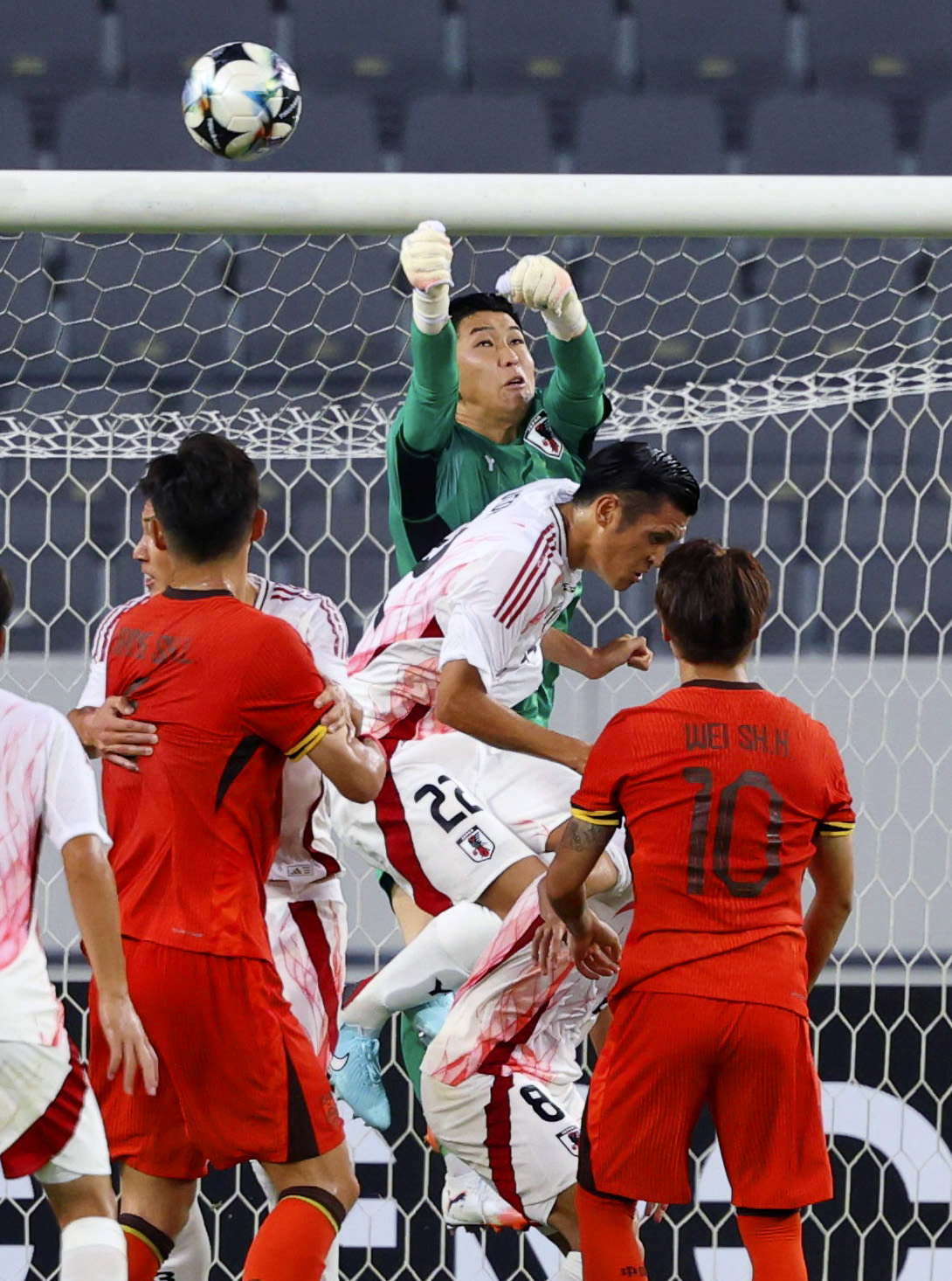 日本―中国　前半、パンチングでクリアするGK早川（上）（共同）