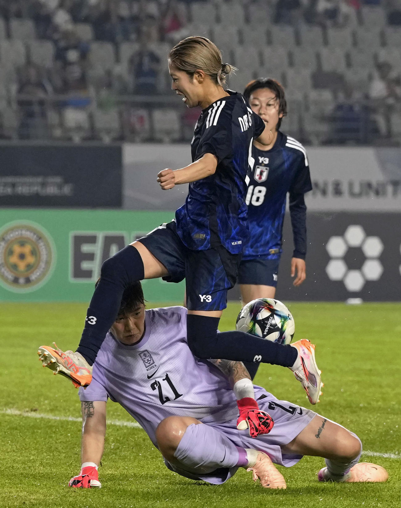 日本―韓国　後半、ゴールに迫る成宮（上）（共同）