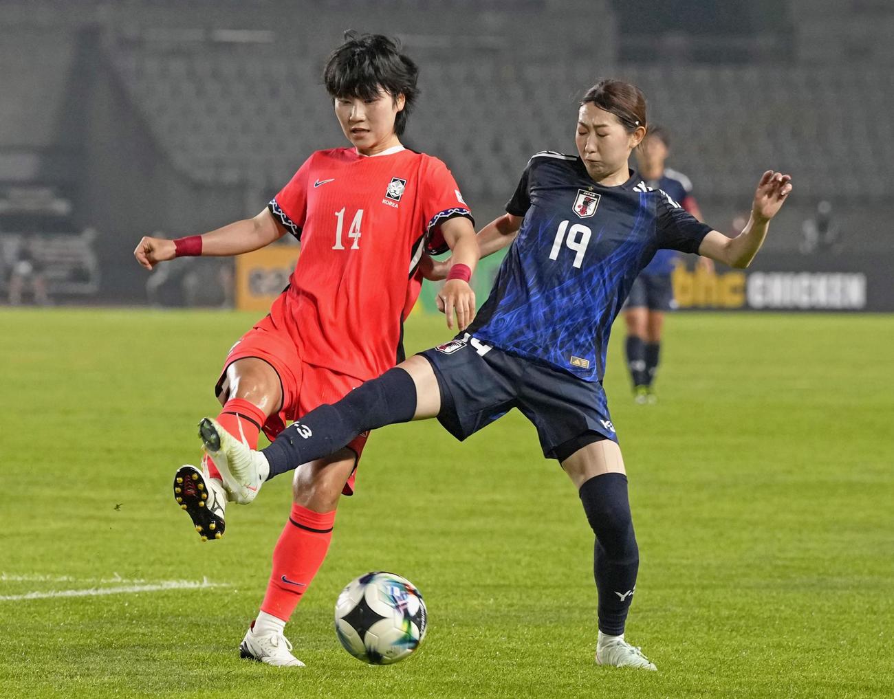 日本―韓国　前半、競り合う中嶋（右）（共同）