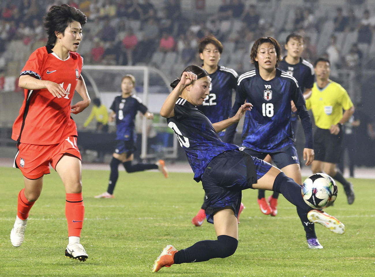 日本対韓国　後半、ゴールを狙う塩越（手前右）（共同）